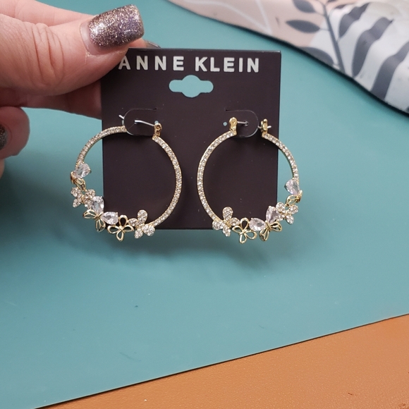 Anne Klein, NWT, gold tone rhinestone hoop butterflies pierced earrings - Picture 4 of 10
